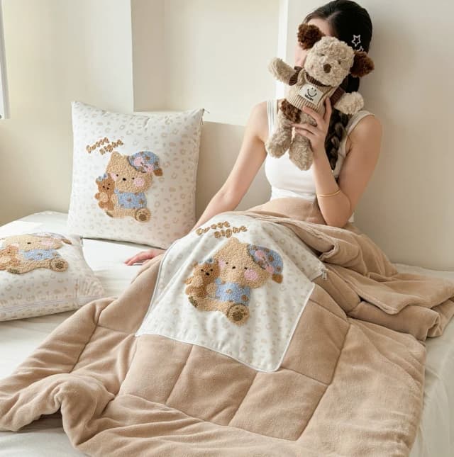 Koc z polaru Cartoon Milk Fleece 2 w 1 z poszewką na poduszkę