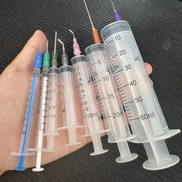 Zestaw 14 strzykawek z tęczowymi igłami, różne rozmiary: 1ml, 3ml, 5ml, 10ml, 20ml, 60ml, plastikowe, do napełniania, pomiaru, zastosowań naukowych.