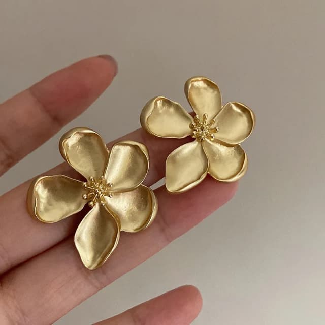 Yupsk matowa tekstura metalowy kolczyk w kształcie kwiatu dla kobiet francuski Retro złoty kolor pięciolistne kwiaty Fashion Party biżuteria