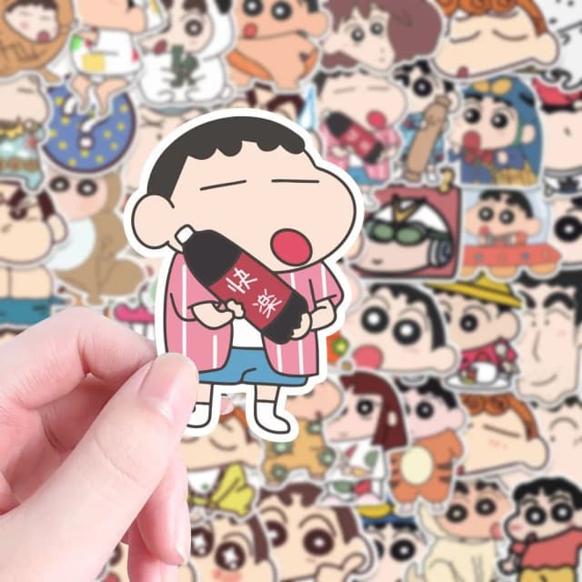 100 sztuk Cartoon kredka Shin Chan naklejki Kawaii Anime naklejki na samochód Laptop telefon artykuły papiernicze naklejka dekoracyjna dla dzieci zabawki