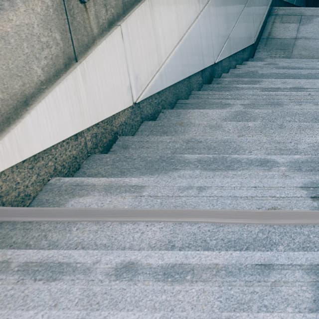 Taśma antypoślizgowa na schody, listwy antypoślizgowe na zewnątrz, ochraniacze na stopnie, ochrona bezpieczeństwa, łatwa instalacja, ochraniacz krawędzi schodów